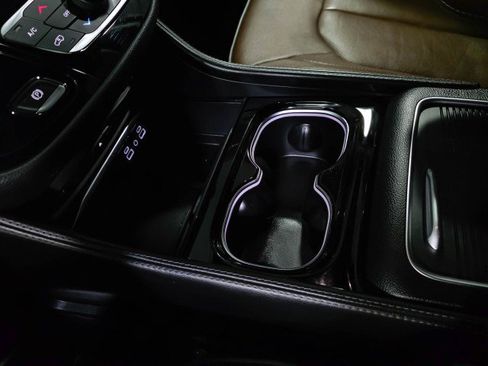 Used 2021 Chrysler Pacifica Limited w/ Uconnect Theater Family Group FWD image 33