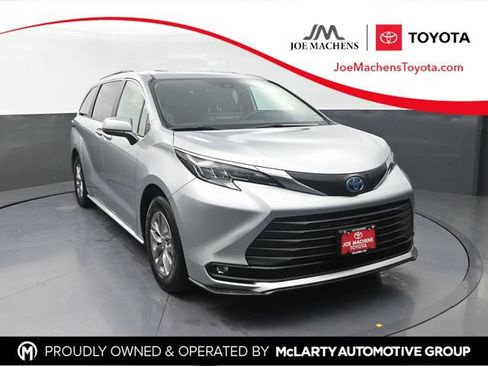 Used 2025 Toyota Sienna XLE FWD image 1