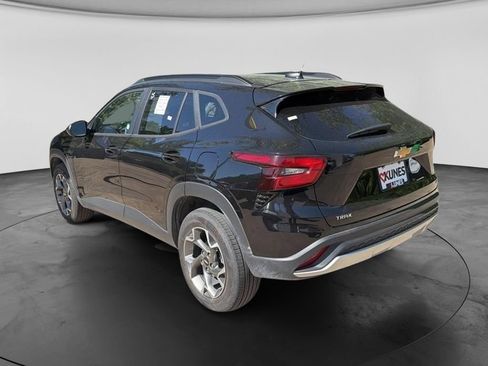Used 2025 Chevrolet Trax LT w/ LT Convenience Package FWD image 5