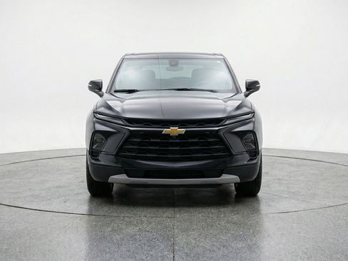 Used 2025 Chevrolet Blazer LT FWD image 2