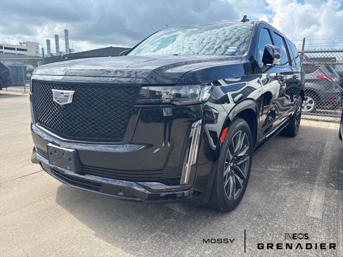 Used 2021 Cadillac Escalade ESV Sport w/ Driver Assist Tech Package AWD/4WD image 2