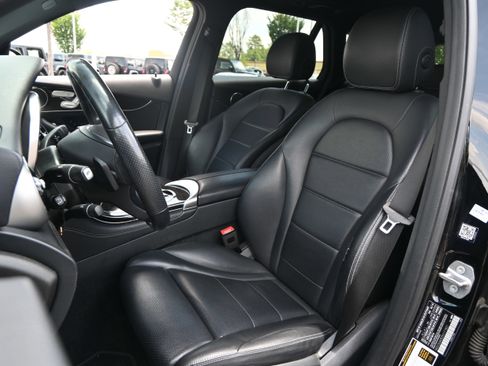 Used 2019 Mercedes-Benz GLC 300 4MATIC w/ Premium Package image 12
