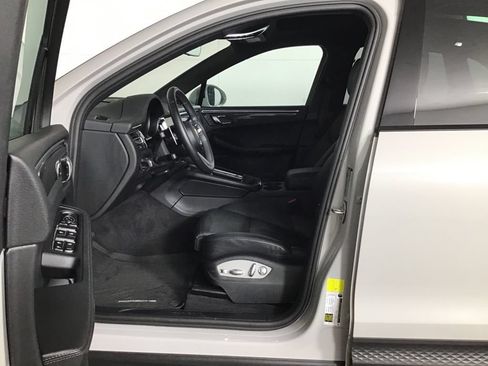 Certified 2023 Porsche Macan Turbo AWD/4WD image 7