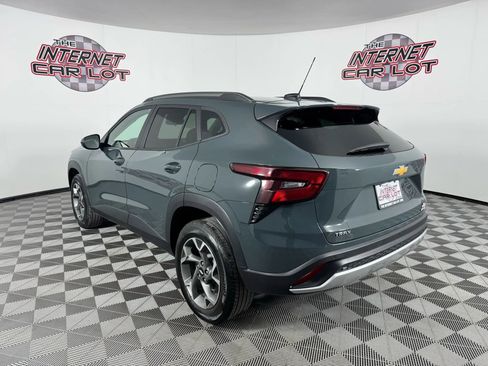 Used 2025 Chevrolet Trax LT w/ Driver Confidence Package image 5