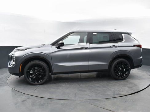 Used 2023 Mitsubishi Outlander SE image 4