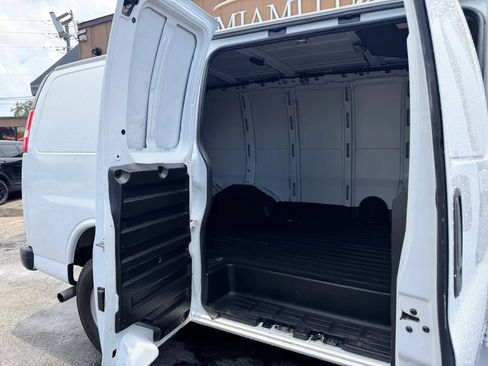 Used 2020 Chevrolet Express 2500 RWD image 16