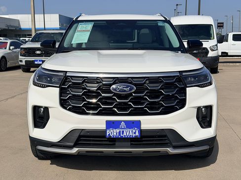 Used 2025 Ford Explorer Platinum AWD/4WD image 2