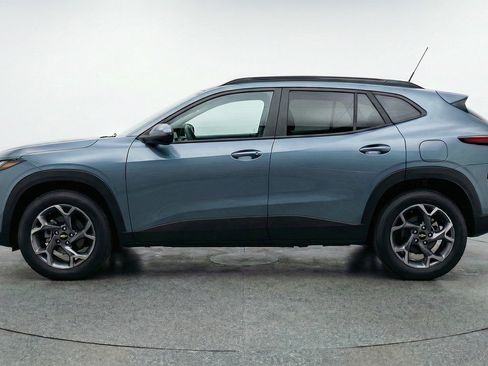 Used 2025 Chevrolet Trax LT w/ LT Convenience Package image 5