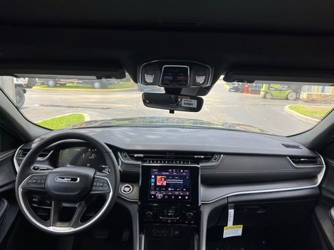 New 2025 Jeep Grand Cherokee Altitude image 13