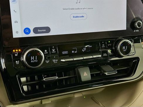 Used 2023 Toyota Highlander Limited image 14