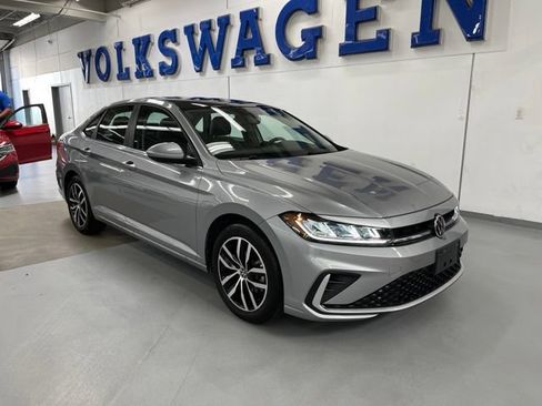 Used 2026 Volkswagen Jetta SE FWD image 5