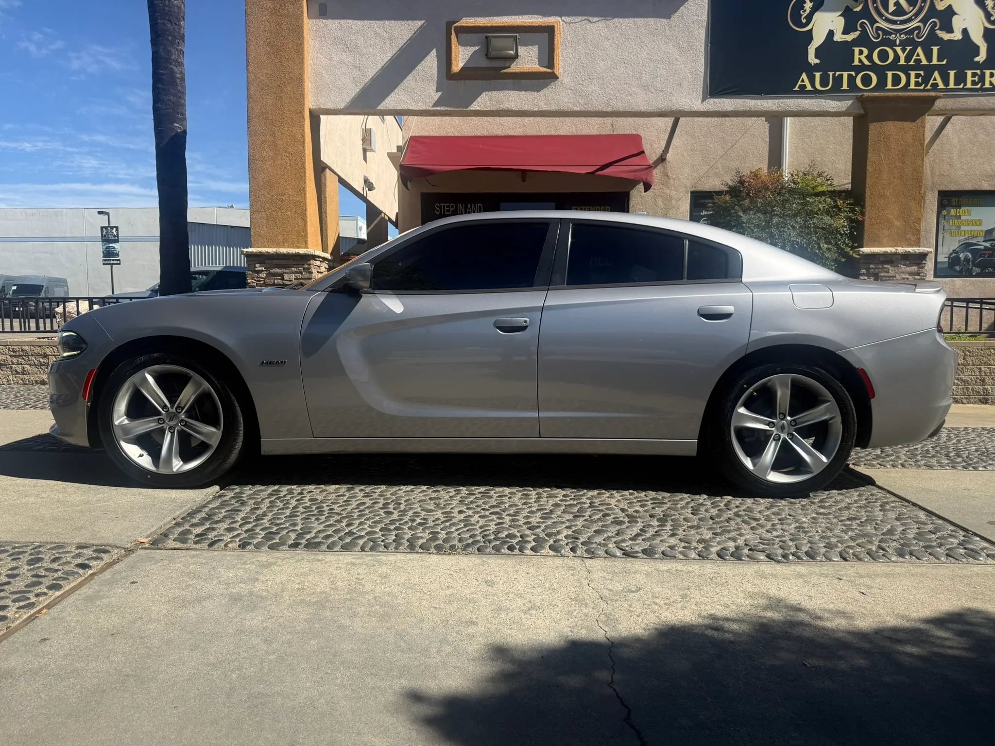 Used 2018 Dodge Charger R/T RWD image 2