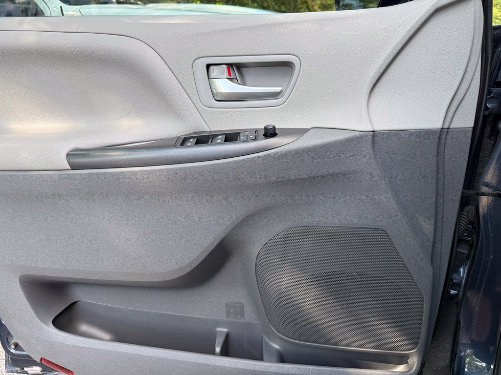 Used 2018 Toyota Sienna LE FWD image 24