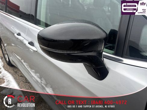 Used 2024 Chrysler Pacifica Touring-L image 13