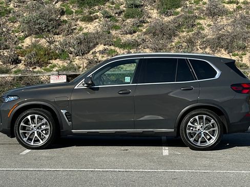 Used 2026 BMW X5 xDrive50e image 9