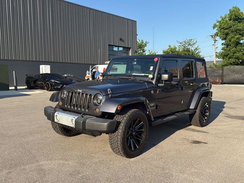 Used 2014 Jeep Wrangler Unlimited Sahara w/ Connectivity Group AWD/4WD image 7