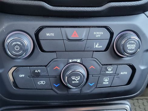 Used 2022 Jeep Renegade Altitude image 22