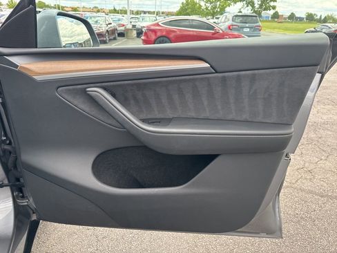 Used 2025 Tesla Model Y Long Range RWD image 32