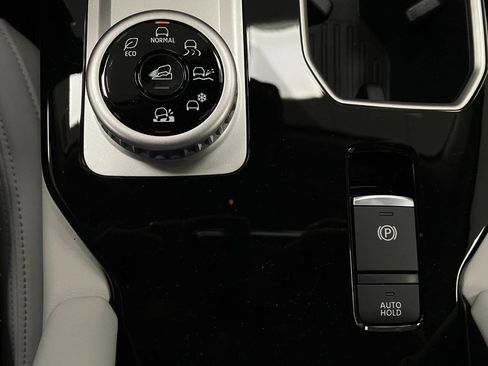 New 2025 Mitsubishi Outlander SE image 28