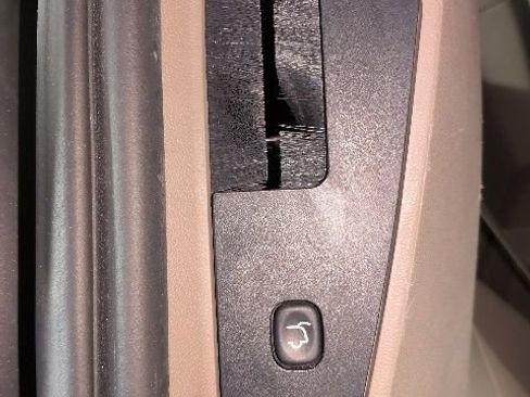 Used 2014 Chrysler Town & Country Touring-L w/ Driver Convenience Group image 9