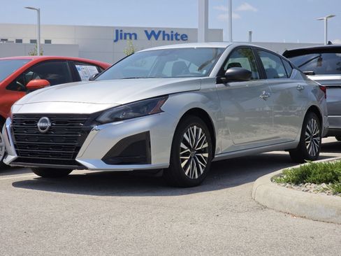 Used 2025 Nissan Altima 2.5 SV AWD/4WD image 5