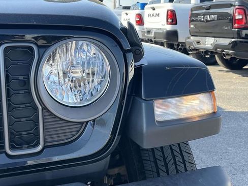 Used 2024 Jeep Gladiator Sport AWD/4WD image 9