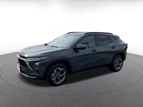 Used 2025 Chevrolet Trax LT w/ LT Convenience Package image 8