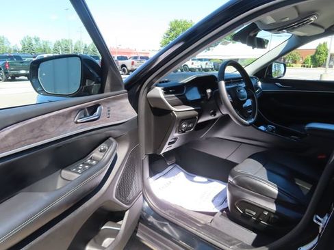 Used 2023 Jeep Grand Cherokee Limited w/ Luxury Tech Group II AWD/4WD image 19