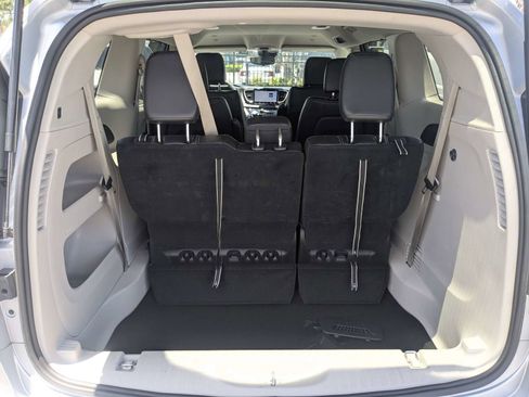 Used 2024 Chrysler Pacifica Touring-L FWD image 13