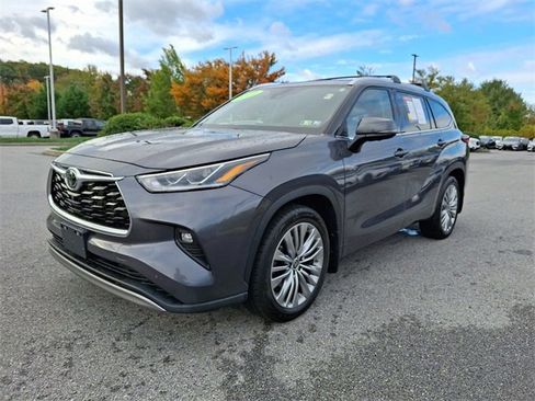 Used 2023 Toyota Highlander Platinum image 3