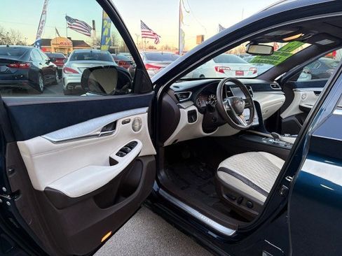 Used 2019 INFINITI QX50 Essential w/ Sensory Package image 18