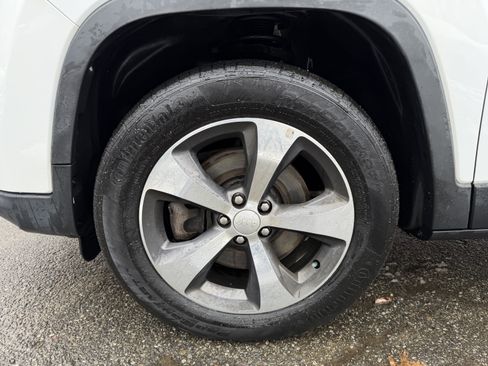 Used 2019 Jeep Cherokee Limited image 8