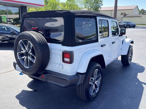 Used 2024 Jeep Wrangler Unlimited w/ Convenience Group AWD/4WD image 17