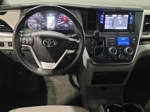 Used 2017 Toyota Sienna XLE image 22