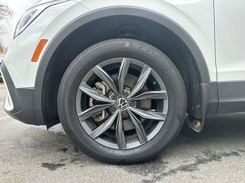Certified 2022 Volkswagen Tiguan SE image 11