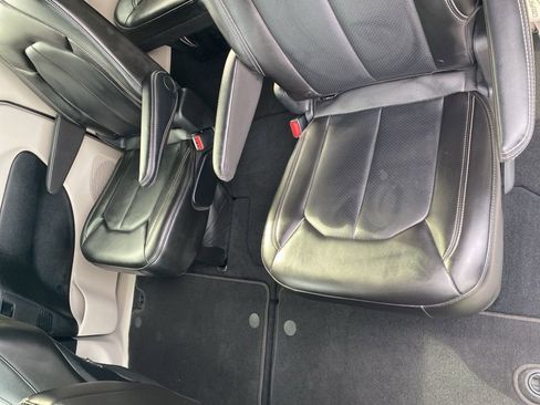 Used 2023 Chrysler Pacifica Touring-L image 33