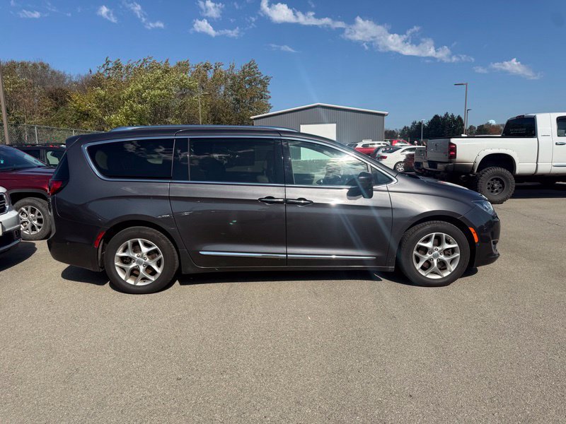 Used 2018 Chrysler Pacifica Touring-L Plus FWD image 17