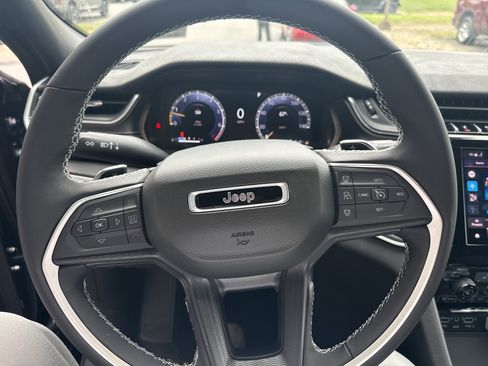 New 2025 Jeep Grand Cherokee Altitude image 17