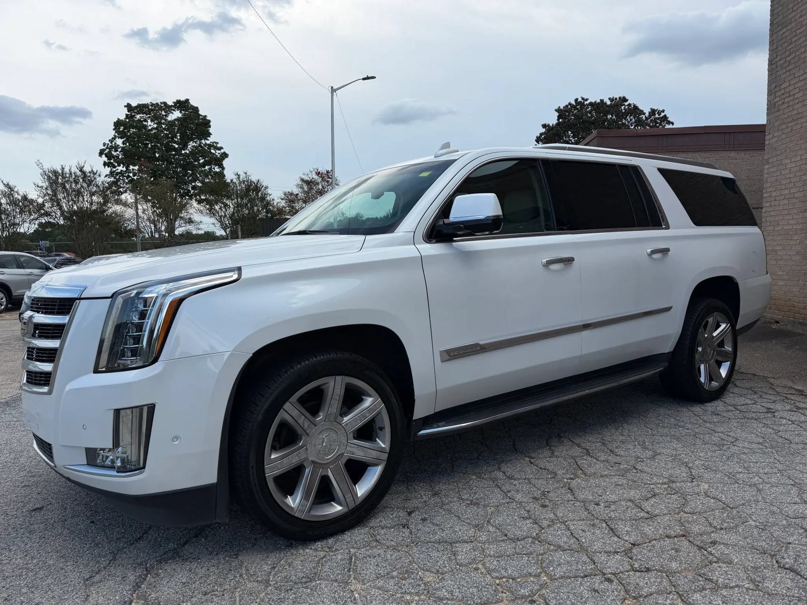 Used 2018 Cadillac Escalade ESV Luxury RWD image 5