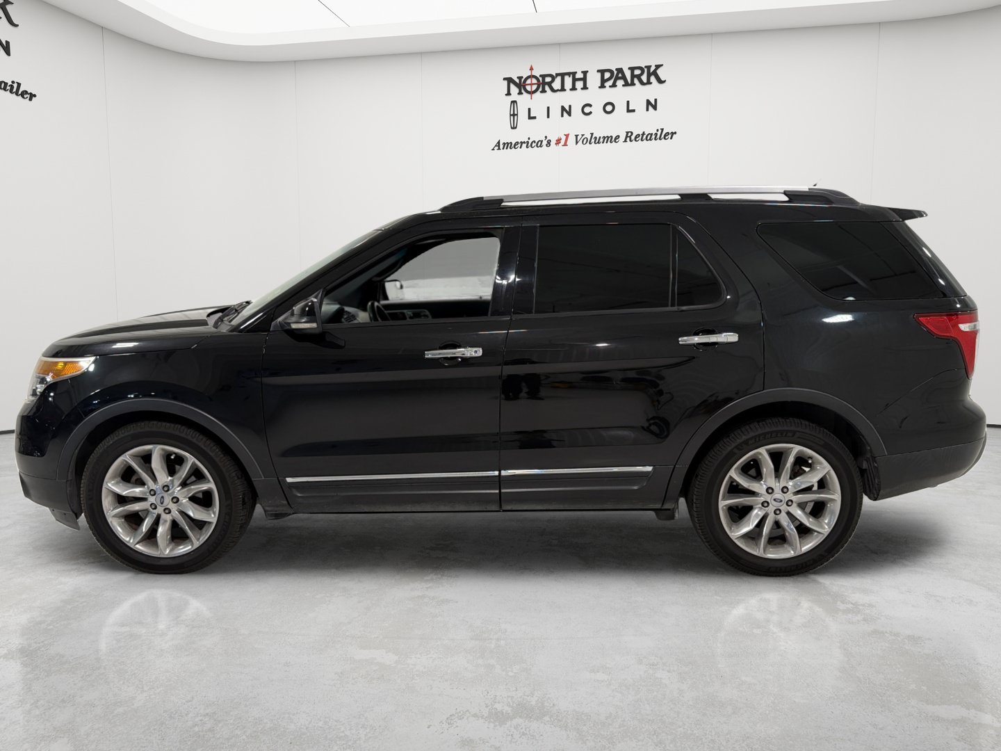 Used 2013 Ford Explorer XLT FWD image 2