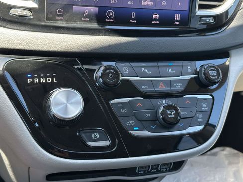 Used 2023 Chrysler Pacifica Touring-L FWD image 25