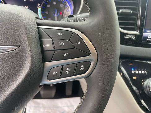 Used 2024 Chrysler Pacifica Touring-L FWD image 17