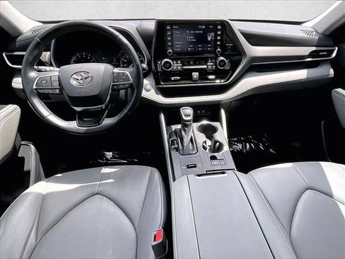 Used 2021 Toyota Highlander XLE FWD image 16
