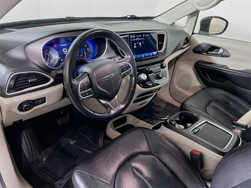 Used 2022 Chrysler Pacifica Touring-L image 10
