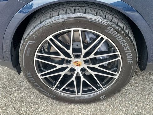 Certified 2025 Porsche Cayenne image 12