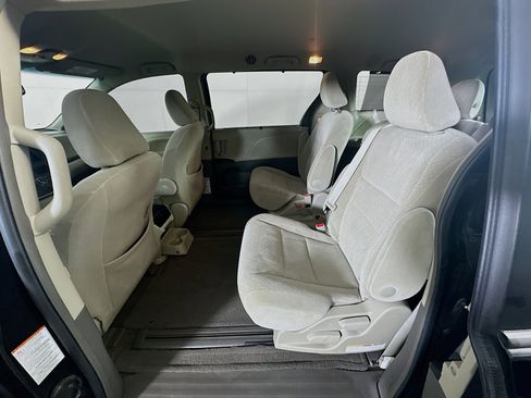 Used 2017 Toyota Sienna LE image 27