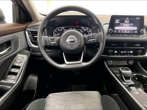 Used 2023 Nissan Rogue SV image 4