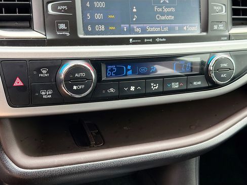 Used 2019 Toyota Highlander Limited Platinum AWD/4WD image 16
