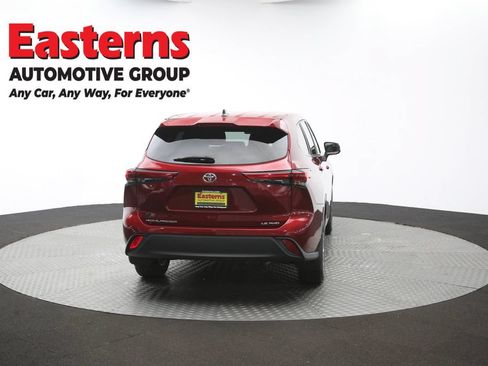 Used 2023 Toyota Highlander LE AWD/4WD image 39