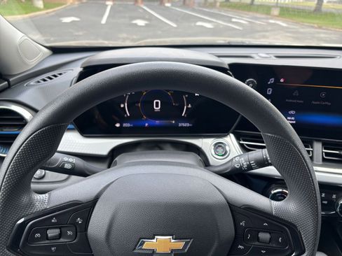 Used 2025 Chevrolet Trax LT image 28